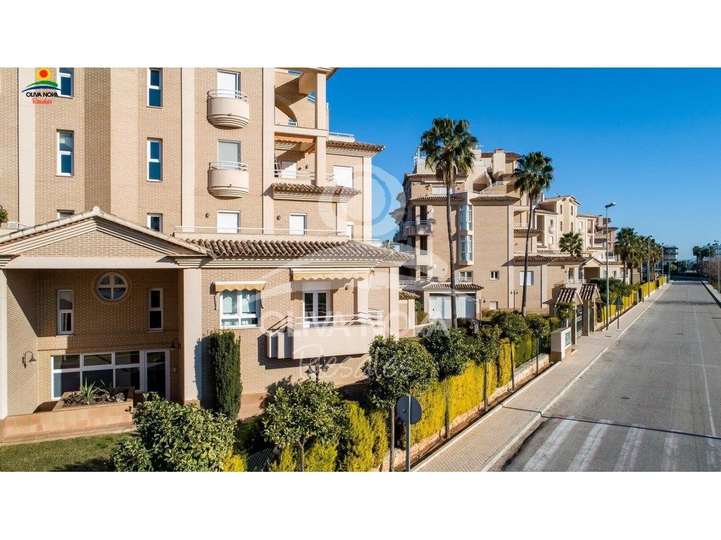 Vista exterior de Apartament en venda en Oliva amb Jardí privat, Terrassa i Balcó