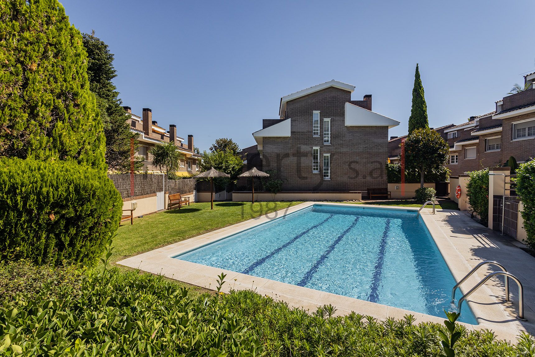 Swimming pool of Single-family semi-detached for sale in Sant Cugat del Vallès  with Air Conditioner, Heating and Private garden