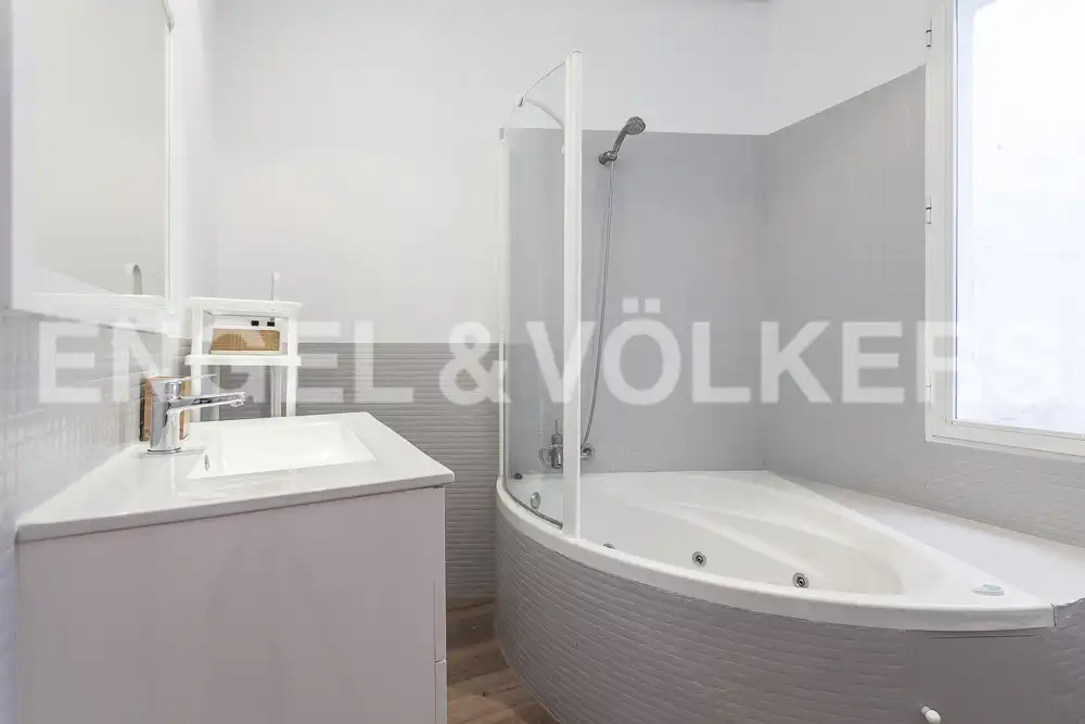 Bathroom of Flat for rent in Madrid  with Air Conditioner, Heating and Parquet flooring