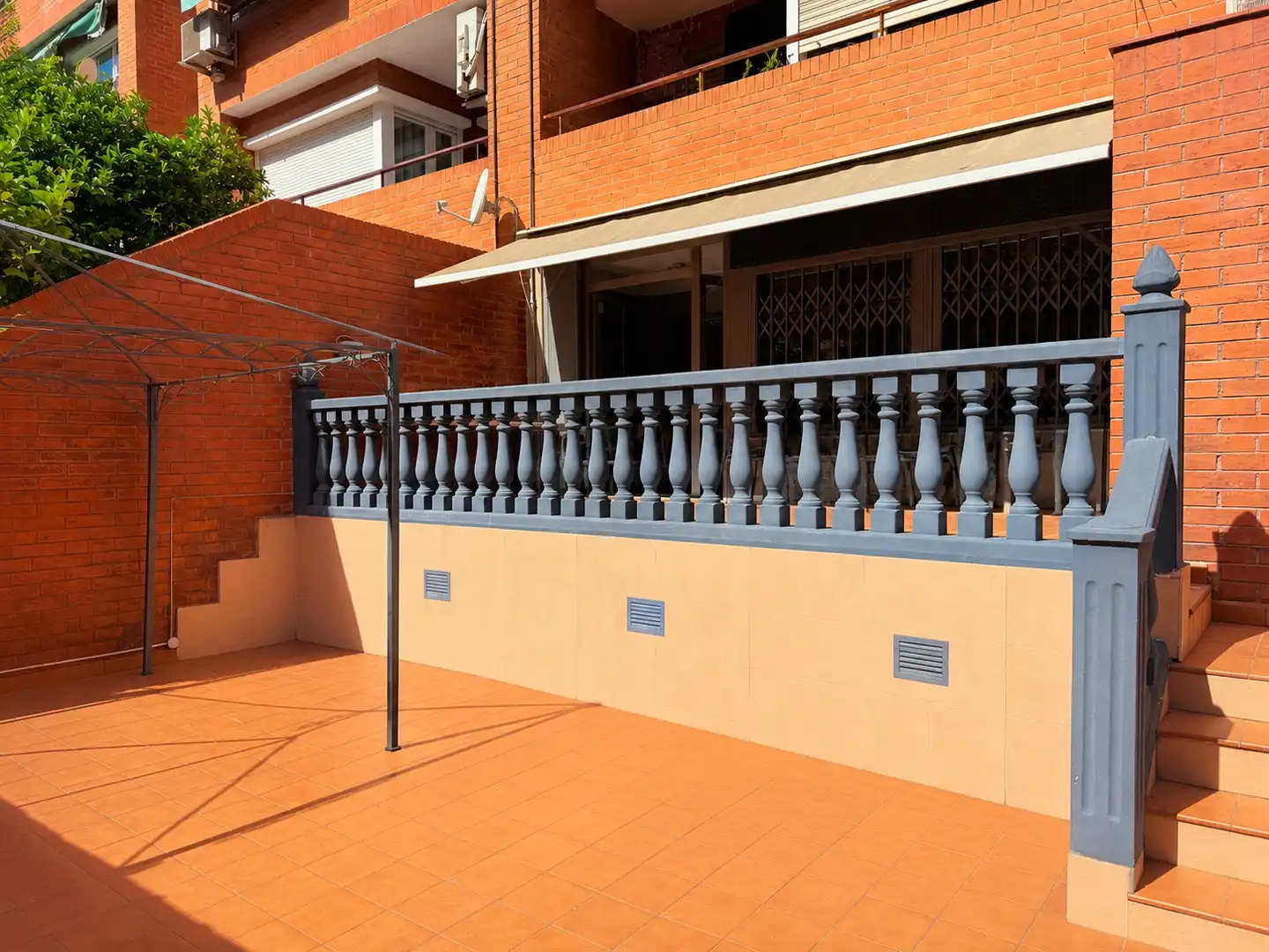 Terrasse von Erdgeschoss zur Miete in Sant Adrià de Besòs mit Klimaanlage, Heizung und Privatgarten