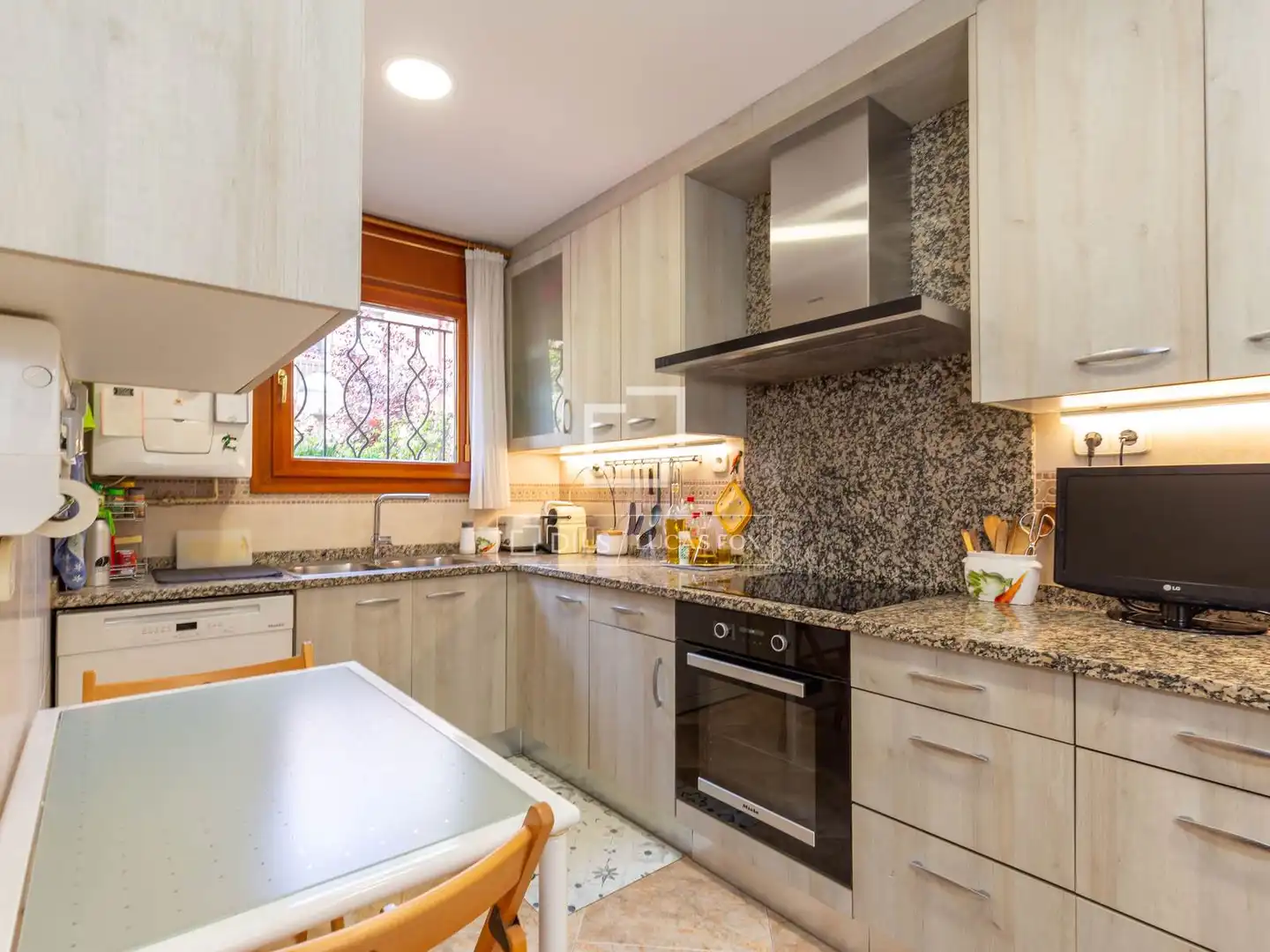 Cocina de Casa o chalet en venta en Sant Just Desvern con Aire acondicionado, Calefacción y Jardín privado