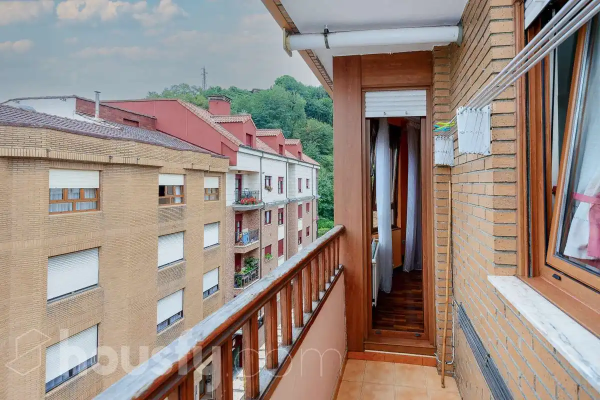 Flat for sale in Calle Mieres, Sama