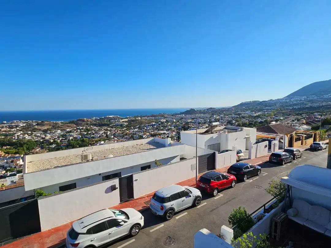 Adossat amb piscina en venda a Av. del Bierzo 53