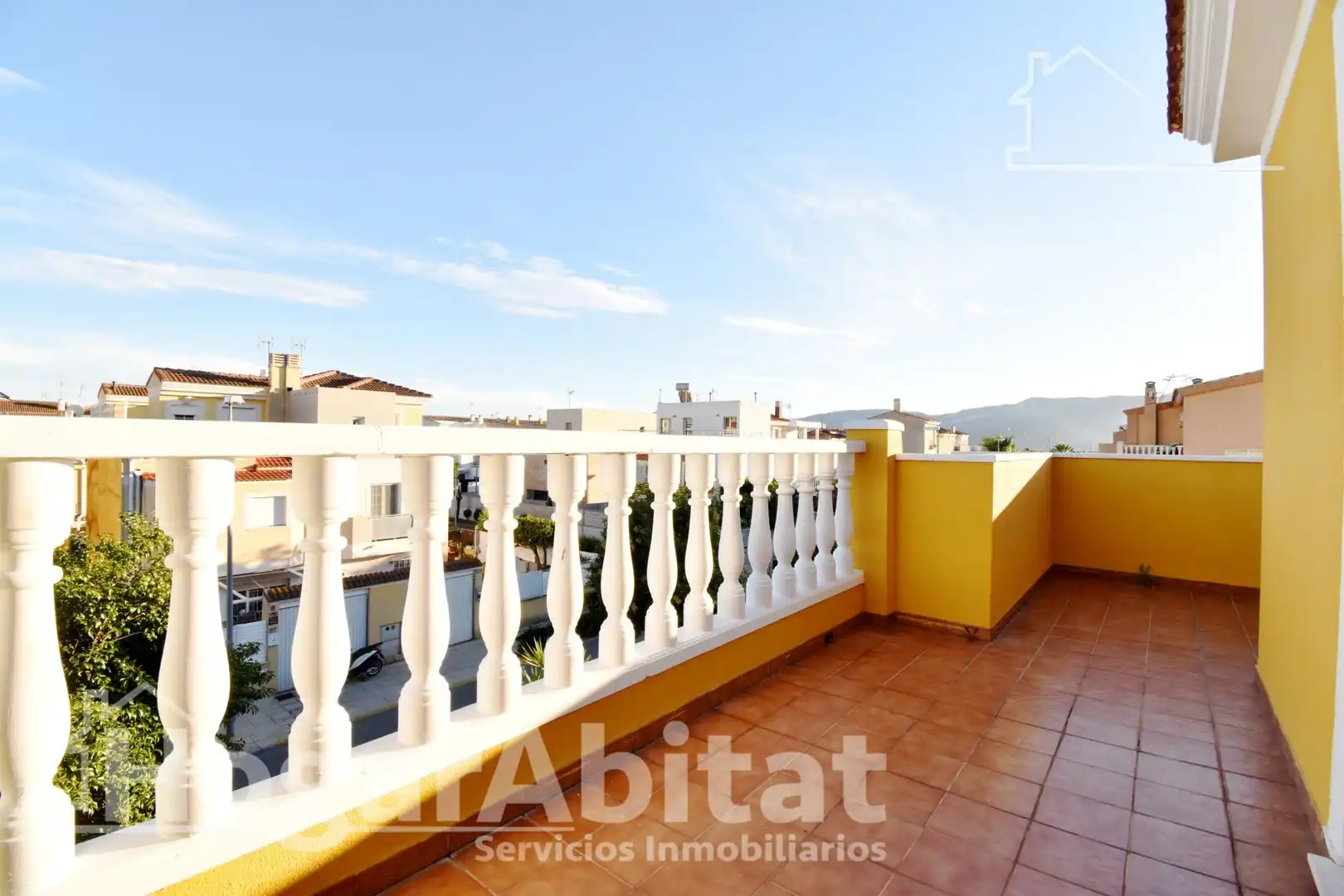 Außenansicht von Einfamilien-Reihenhaus zum Verkauf in Cullera mit Heizung, Terrasse und Abstellraum