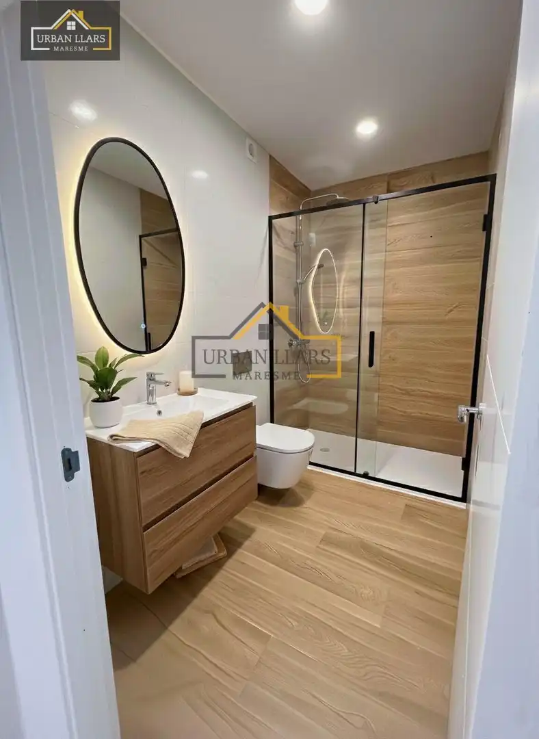 Badezimmer von Haus oder Chalet zum Verkauf in Mataró mit Heizung, Parkett und Terrasse