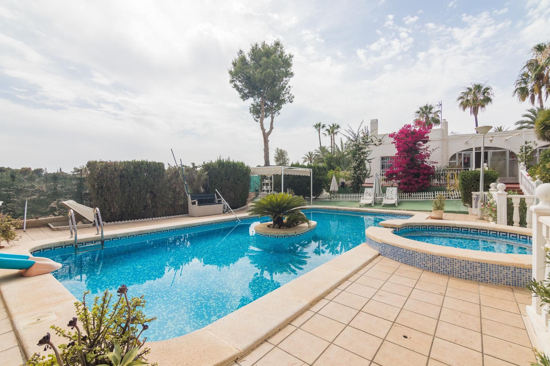 Piscina de Casa o xalet en venda en Elche / Elx amb Aire condicionat, Calefacció i Jardí privat