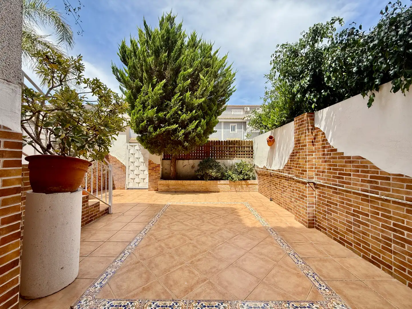 Terrasse von Einfamilien-Reihenhaus zum Verkauf in San Antonio de Benagéber mit Klimaanlage, Heizung und Privatgarten