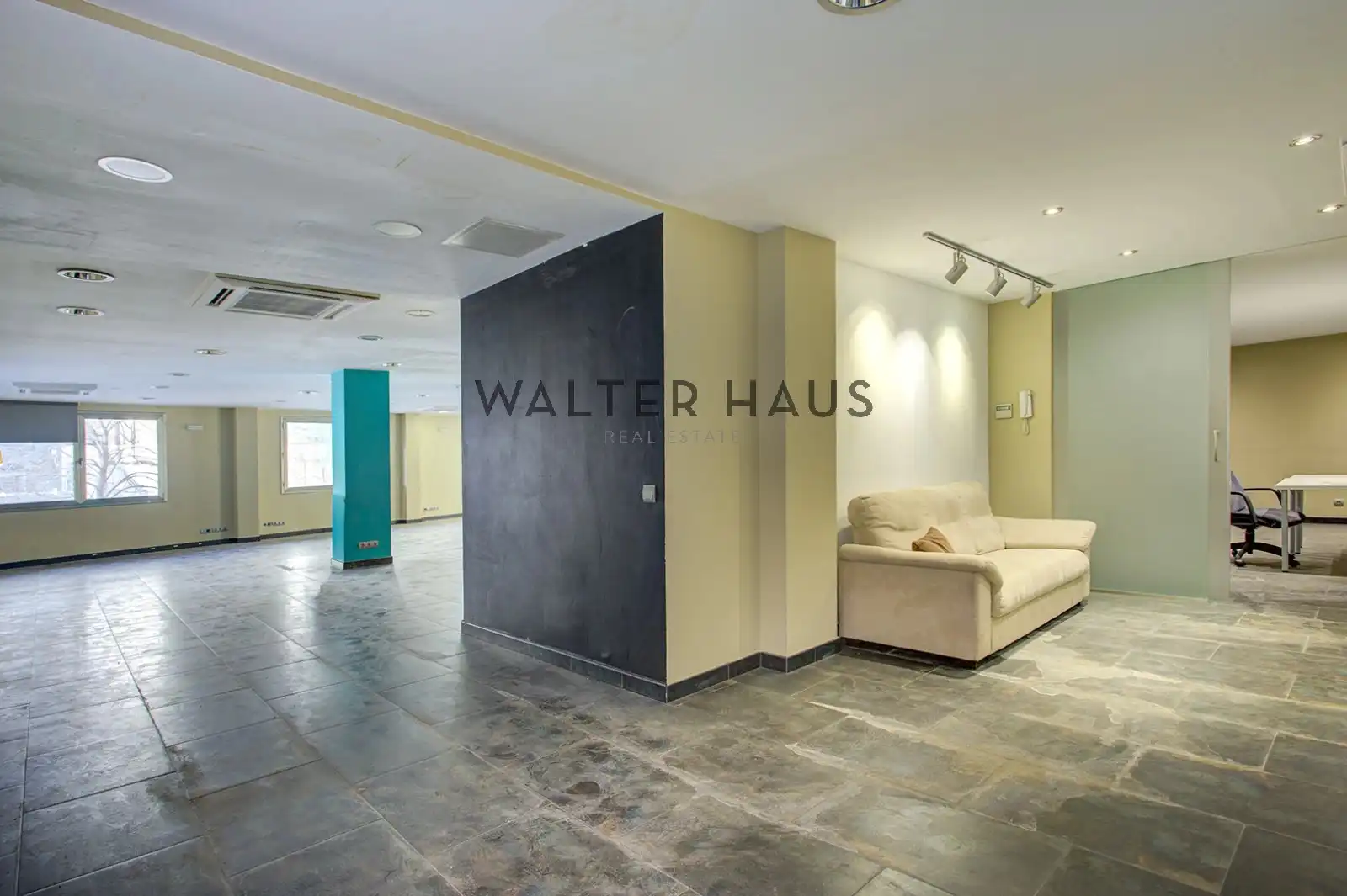 Office for sale in Barcelona  with Air Conditioner