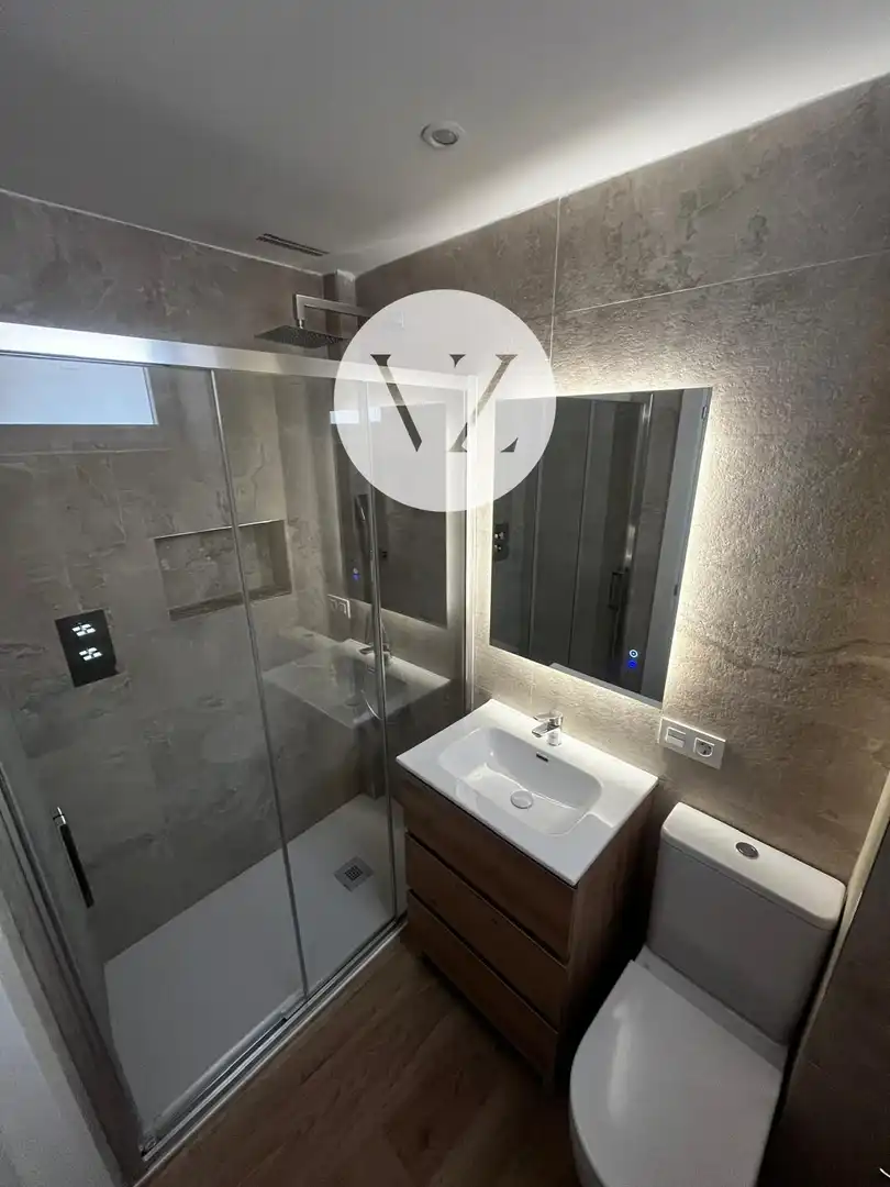 Bathroom of Flat for sale in Salamanca  with Heating, Terrace and Furnished