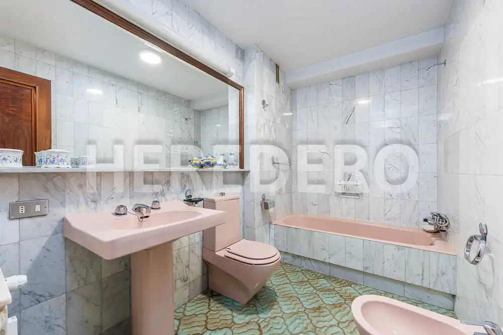 Bathroom of Flat for sale in Vigo   with Heating, Storage room and Balcony