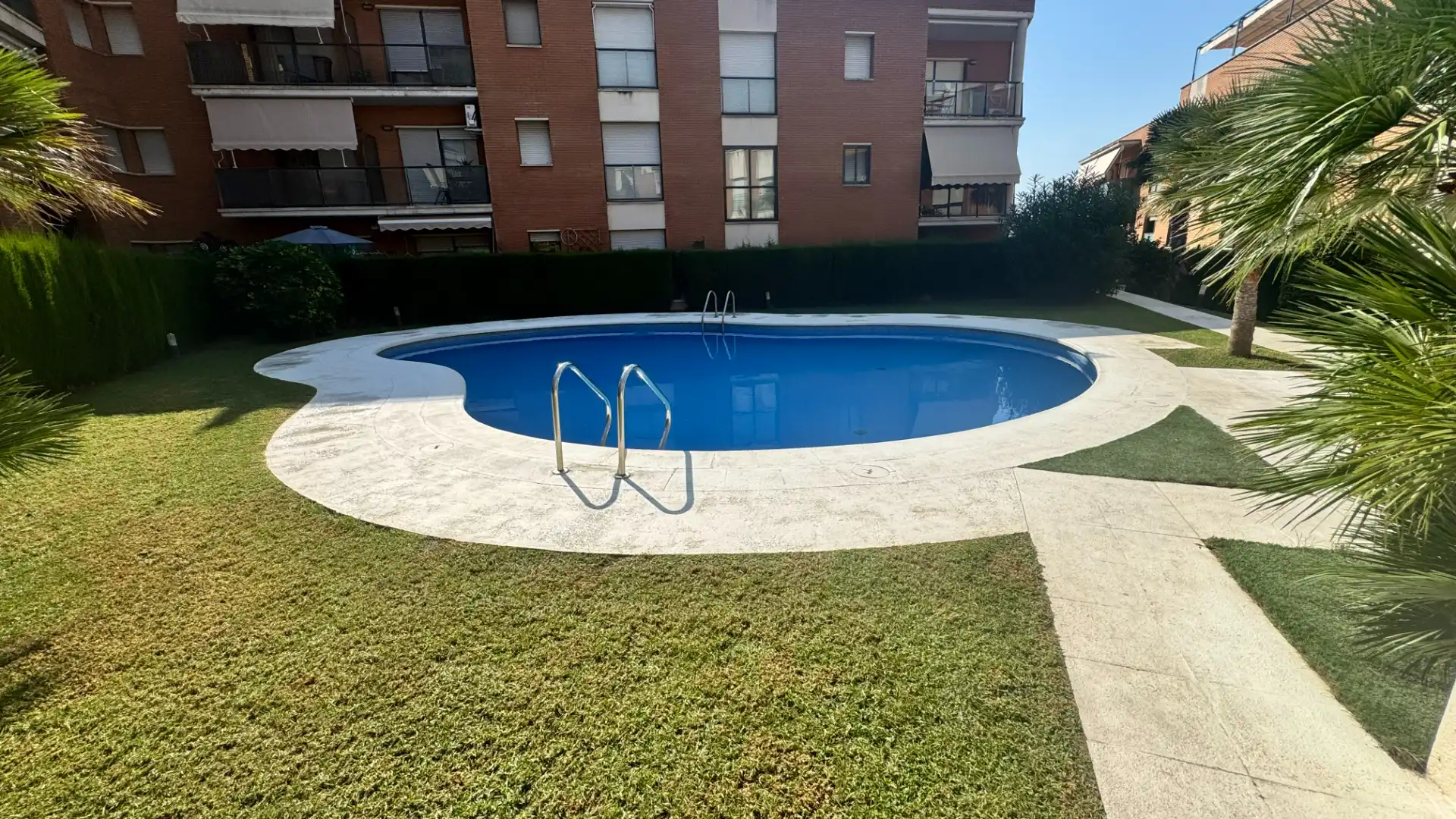 Schwimmbecken von Wohnung zum Verkauf in Cambrils mit Klimaanlage, Privatgarten und Gemeinschaftspool