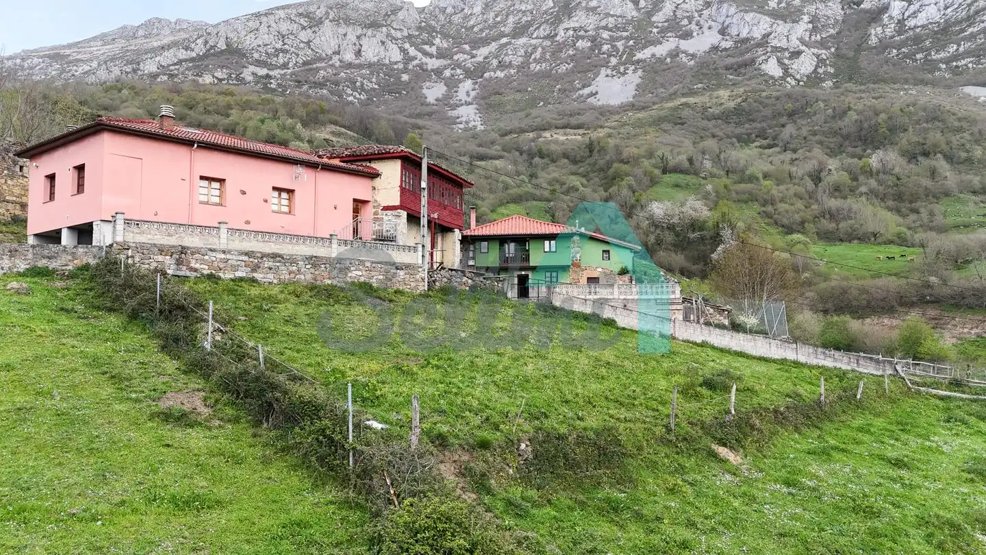 Einfamilien-Reihenhaus zum Verkauf in Quirós mit Privatgarten und Terrasse
