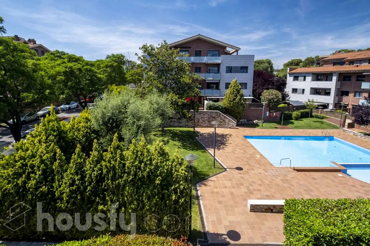 Exterior view of Flat for sale in Sant Cugat del Vallès  with Air Conditioner, Heating and Private garden