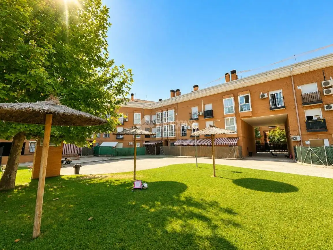 Vista exterior de Pis en venda en Griñón amb Calefacció i Terrassa