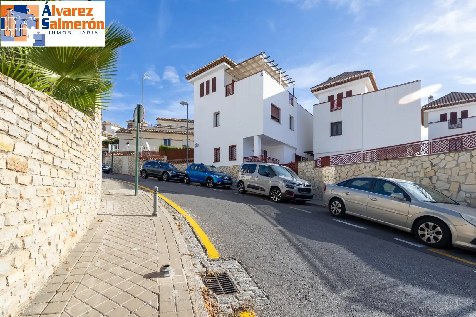 Vista exterior de Casa o xalet en venda en Granada amb Calefacció, Jardí privat i Terrassa