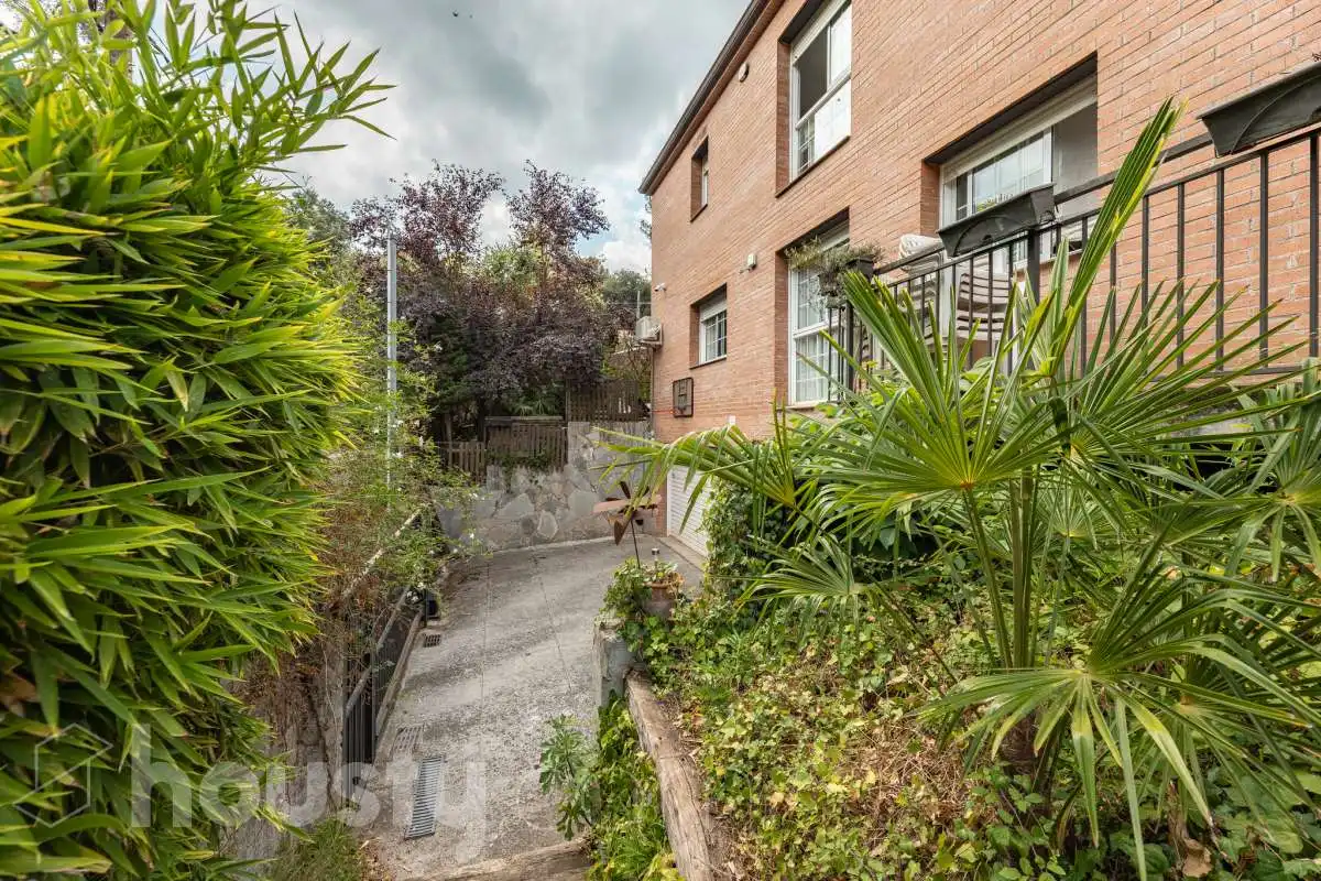 Vista exterior de Casa o xalet en venda en Sant Cugat del Vallès amb Aire condicionat, Calefacció i Jardí privat