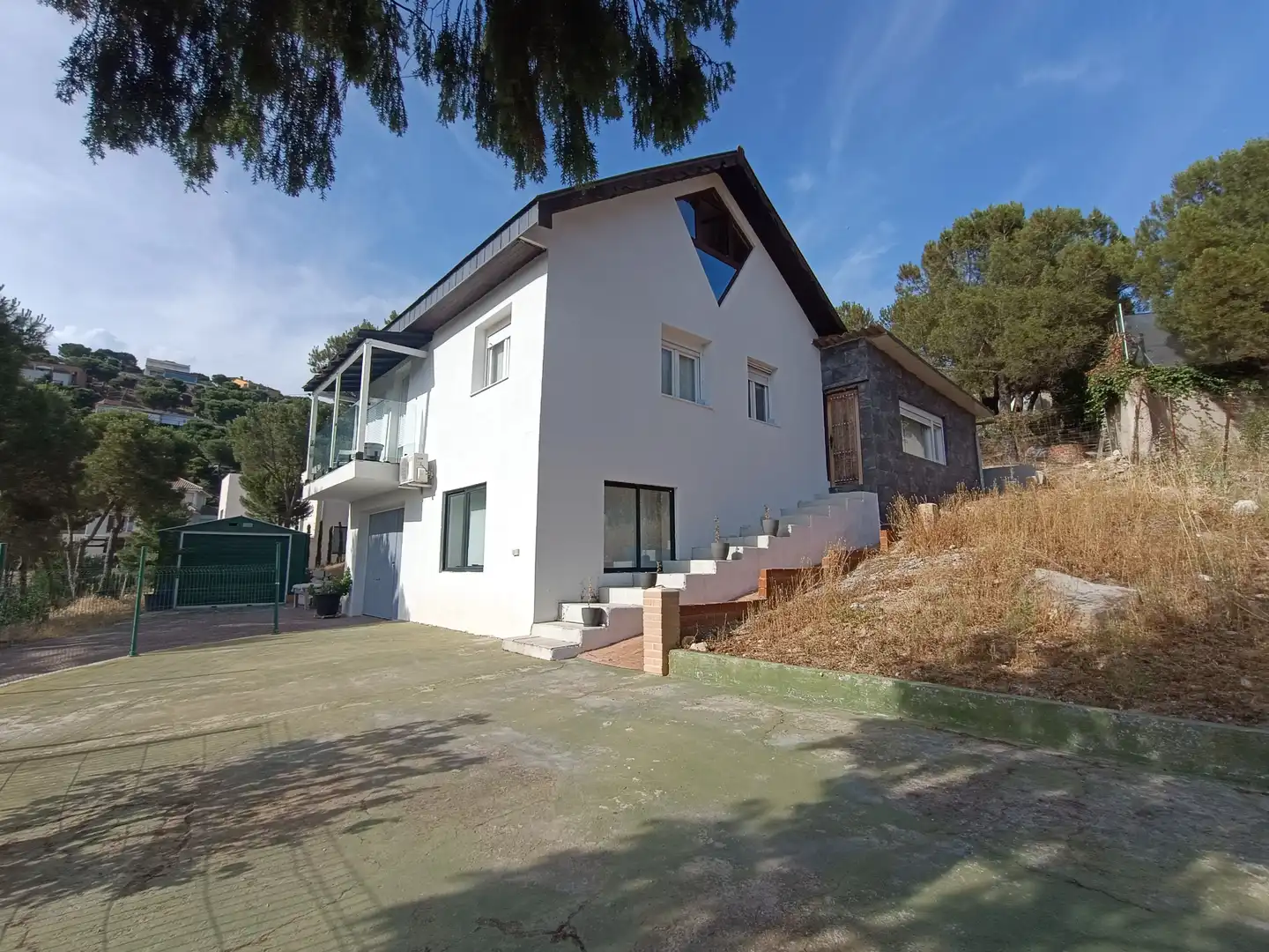Vista exterior de Casa o xalet en venda en Villanueva del Pardillo amb Aire condicionat, Calefacció i Jardí privat