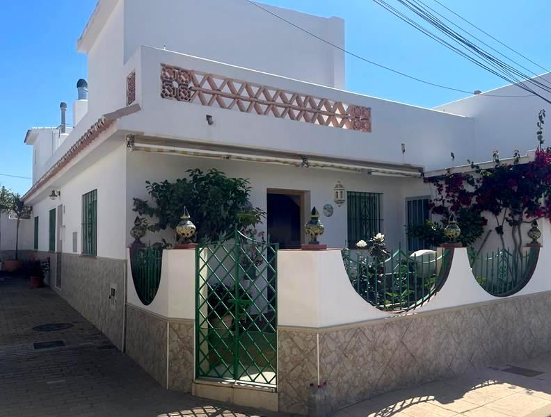 Vista exterior de Casa adosada en venda en Estepona amb Terrassa i Traster