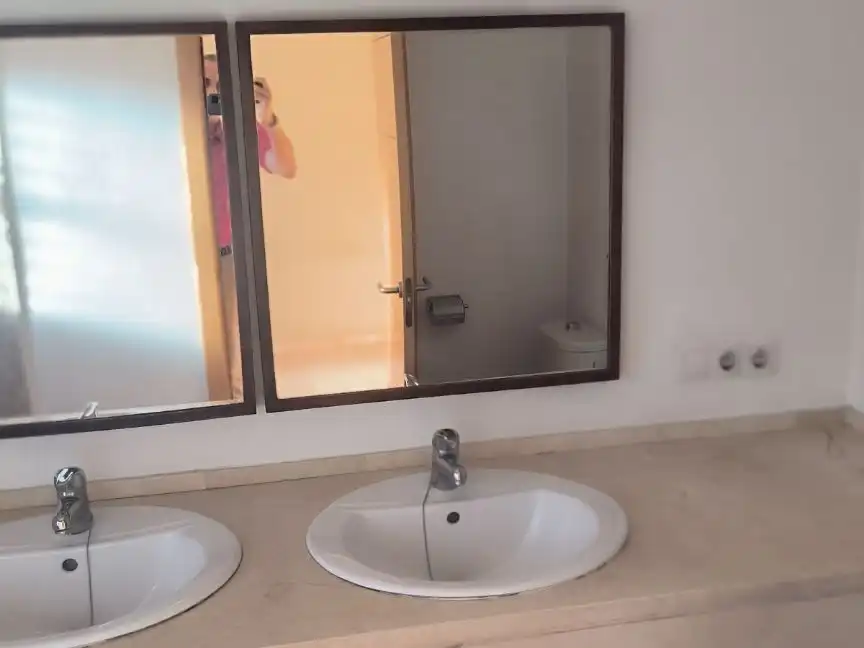 Badezimmer von Wohnung zum Verkauf in Camas mit Klimaanlage