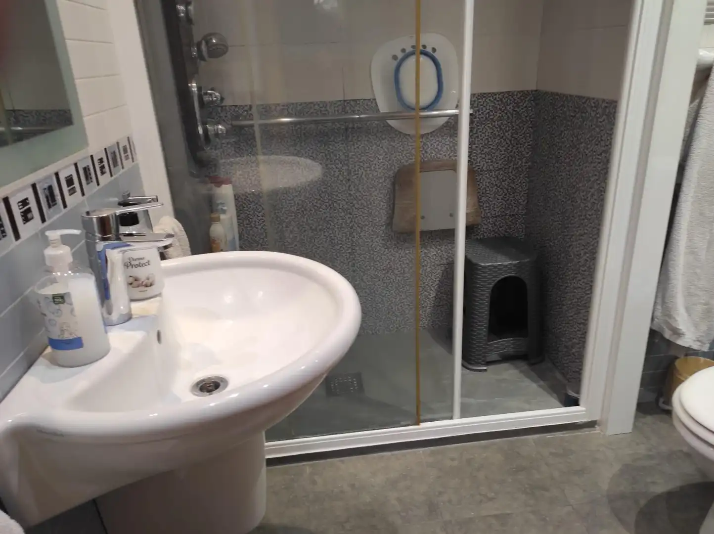 Bathroom of Ground floor for sale in Esplugues de Llobregat  with Air Conditioner, Heating and Parquet flooring