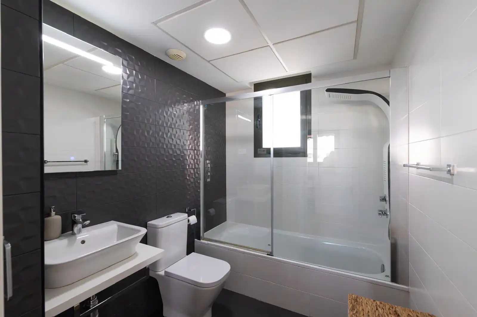Badezimmer von Dachboden zur Miete in Torremolinos mit Klimaanlage, Terrasse und Möbliert
