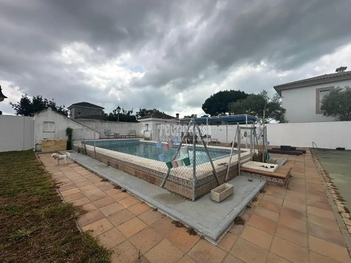 Swimming pool of Houses for sale in El Puerto de Santa María