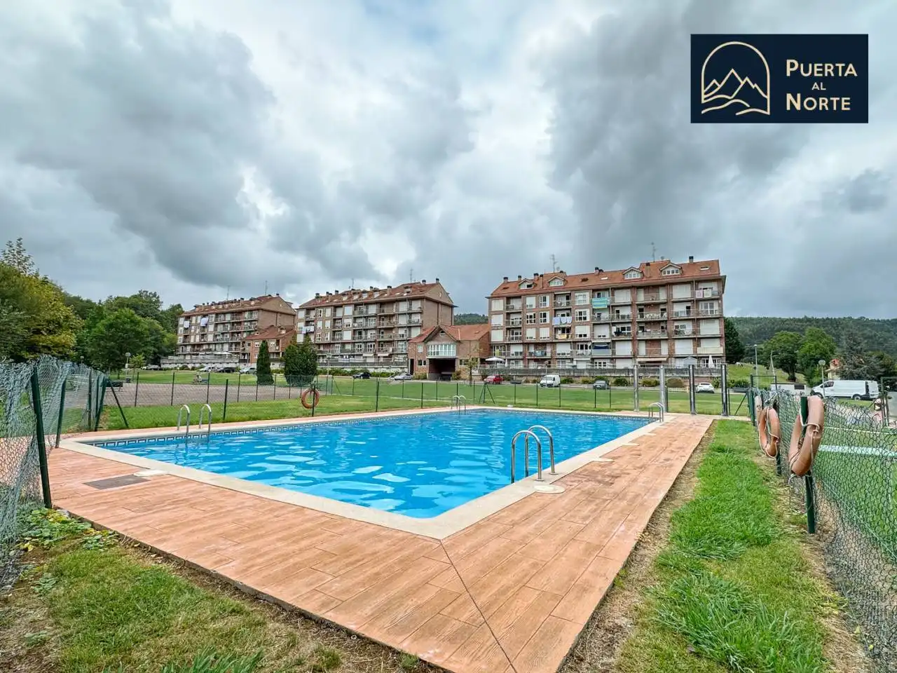 Vista exterior de Pis en venda en Hazas de Cesto amb Calefacció, Terrassa i Piscina comunitària