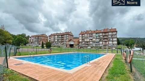 Bajo en venta con terraza y piscinas en urbanización privada en Beranga