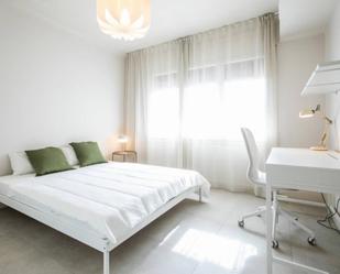 Bedroom of Apartment to share in  Barcelona Capital  with Air Conditioner, Heating and Oven