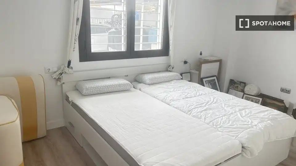 Habitación de Apartamento para compartir en Chiclana de la Frontera con Aire acondicionado, Terraza y Amueblado