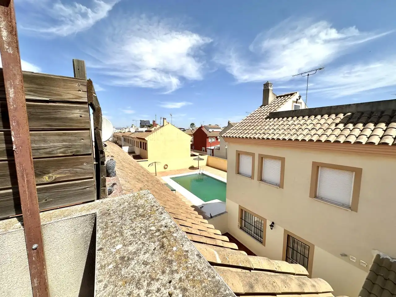 Vista exterior de Casa adosada en venta en Fuente de Piedra con Aire acondicionado, Terraza y Piscina comunitaria