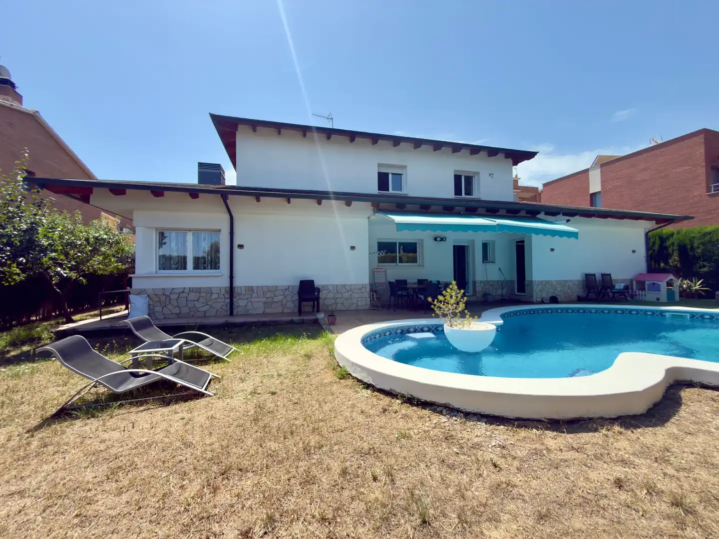 Piscina de Casa o xalet en venda en Sant Boi de Llobregat amb Calefacció, Jardí privat i Parquet