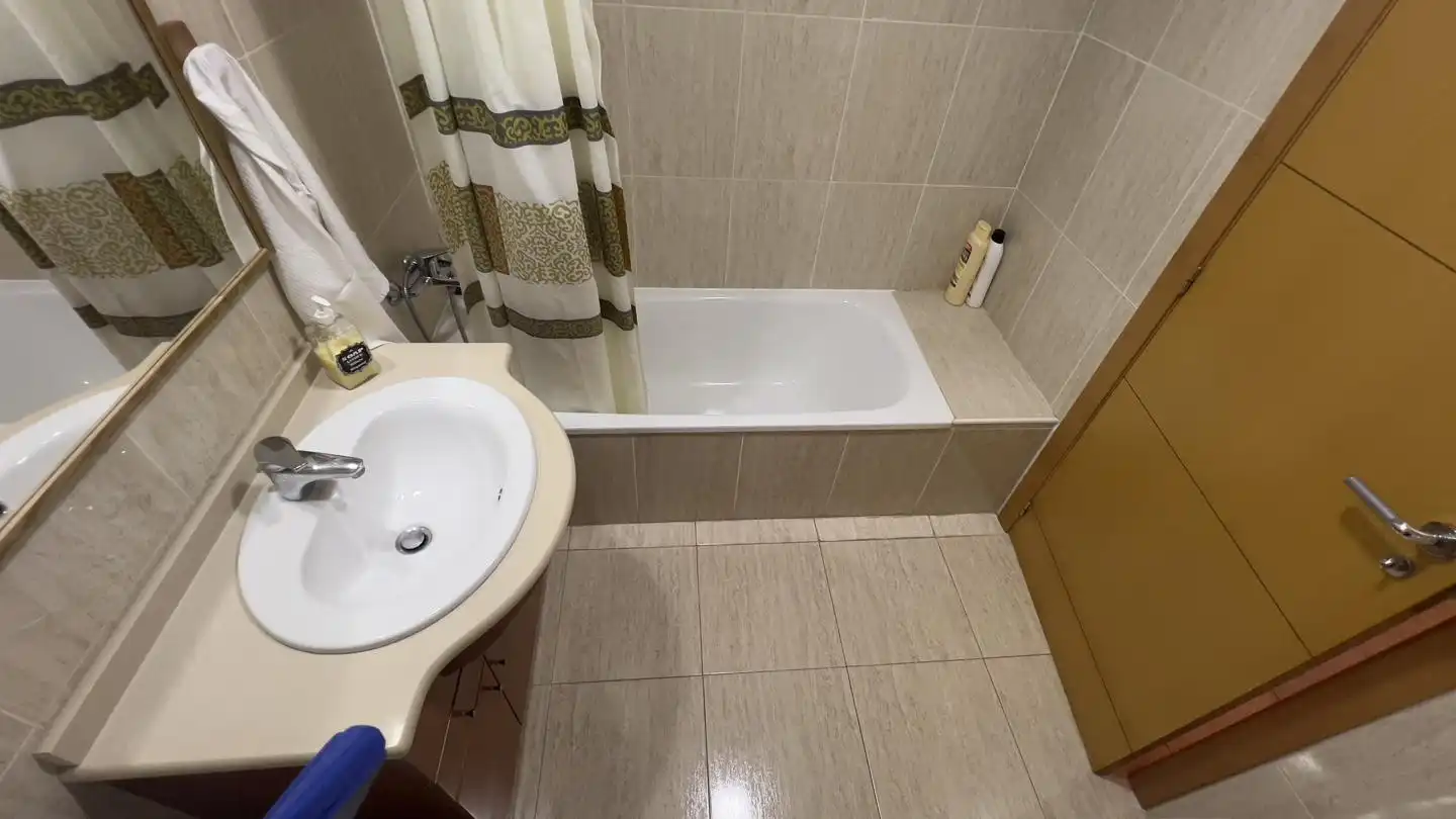 Badezimmer von Erdgeschoss zum Verkauf in Torreblanca mit Klimaanlage, Privatgarten und Terrasse