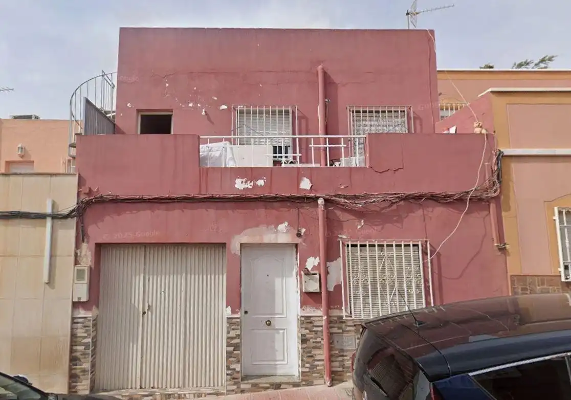 Außenansicht von Einfamilien-Reihenhaus zum Verkauf in Almería
