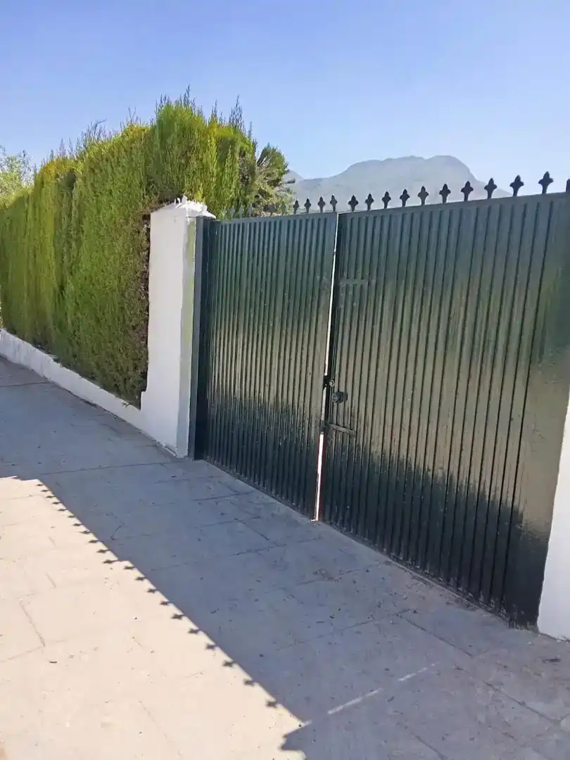 Vista exterior de Finca rústica en venda en Pinos Puente amb Aire condicionat