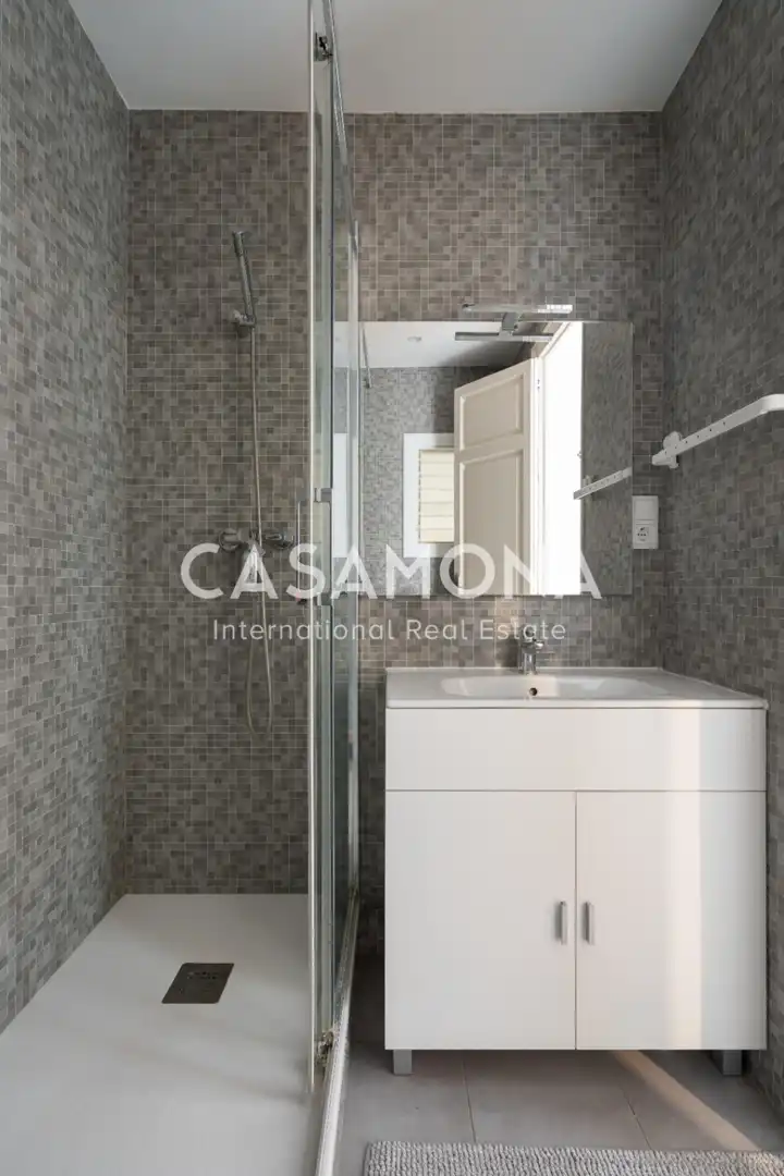 Bathroom of Apartments for rent in Barcelona  with Air Conditioner, Heating and Terrace