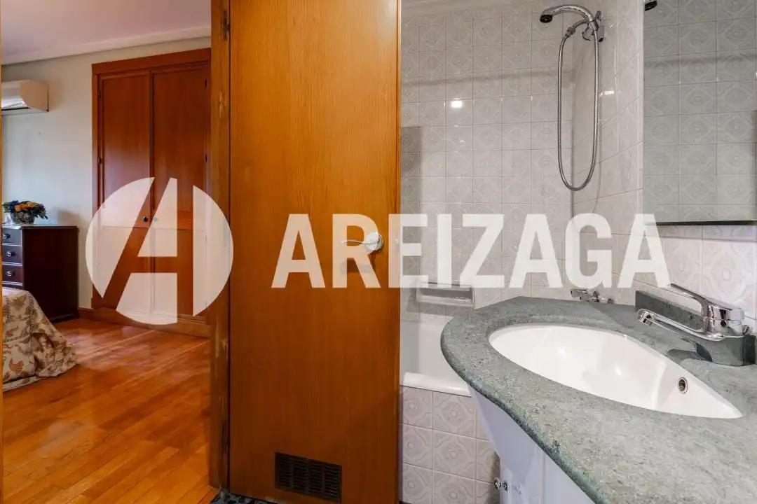 Bany de Pis en venda en Donostia - San Sebastián  amb Aire condicionat, Calefacció i Terrassa