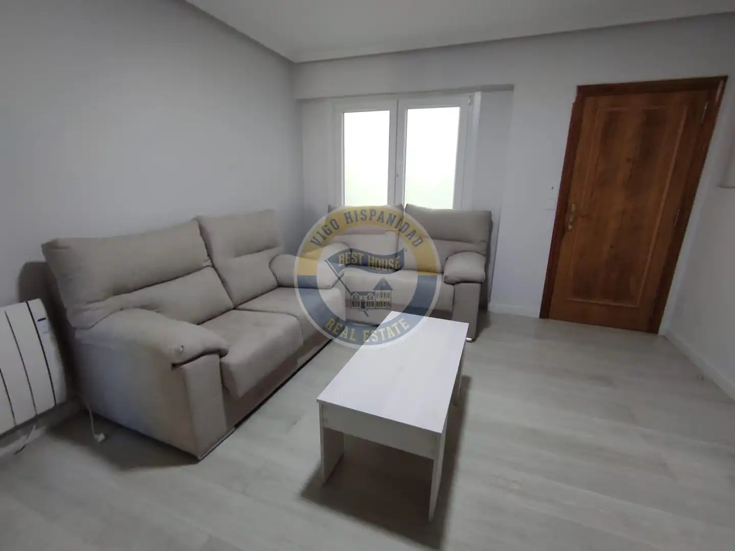 Sala d'estar de Pis de lloguer en Vigo  amb Calefacció, Parquet i Moblat