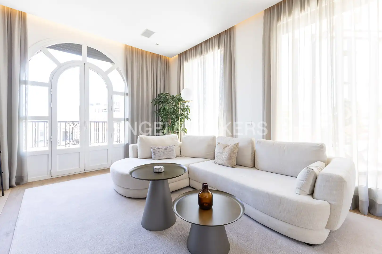 Sala d'estar de Àtic de lloguer en Madrid amb Aire condicionat, Calefacció i Terrassa