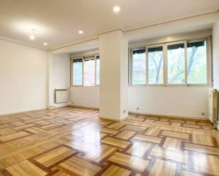 Living room of Flat to rent in  Madrid Capital  with Heating, Parquet flooring and Oven