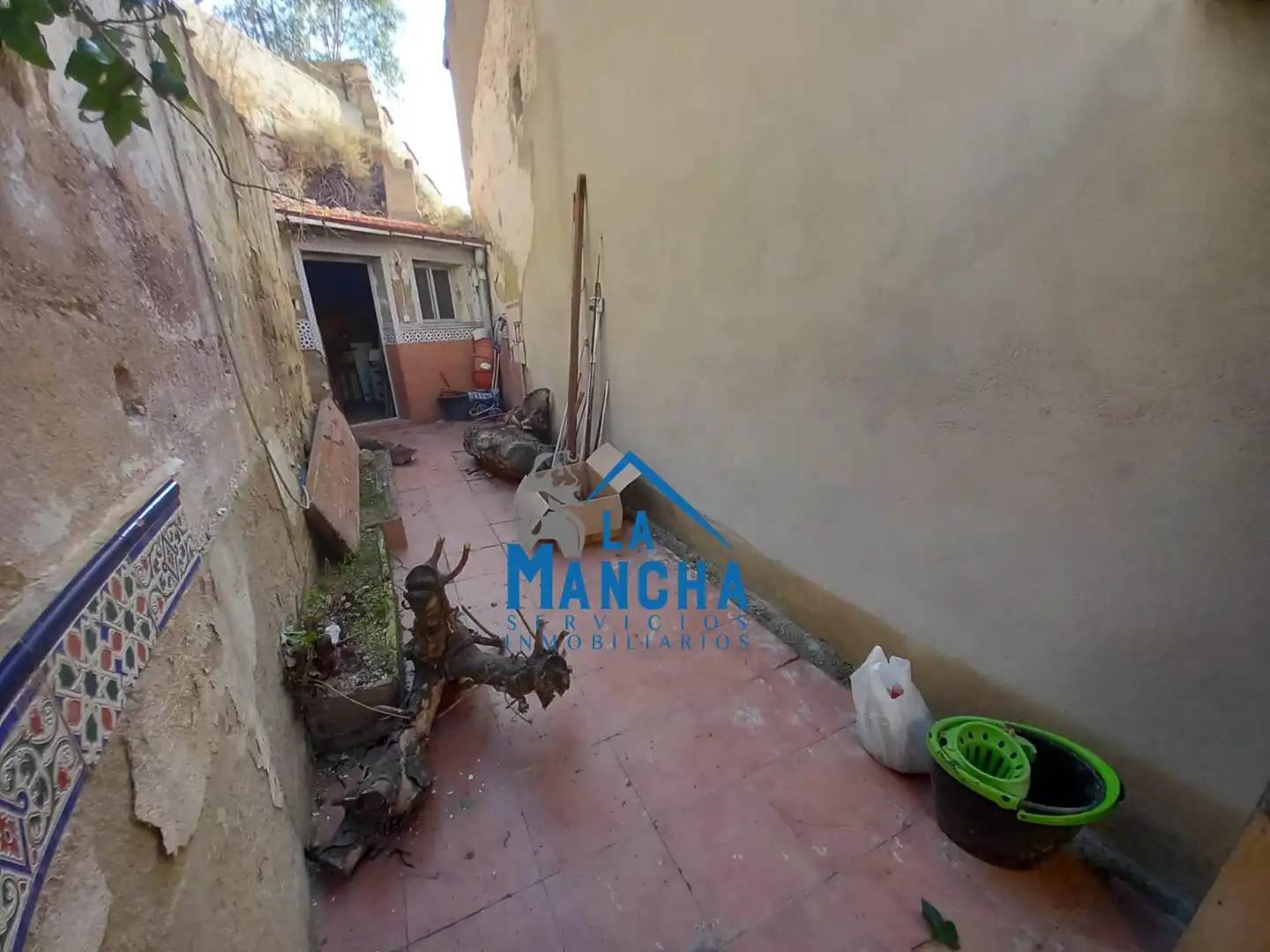 Exterior view of Houses for sale in Chinchilla de Monte-Aragón  with Furnished