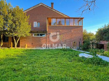 Casa aparellada amb piscina en venda a Collado Mediano