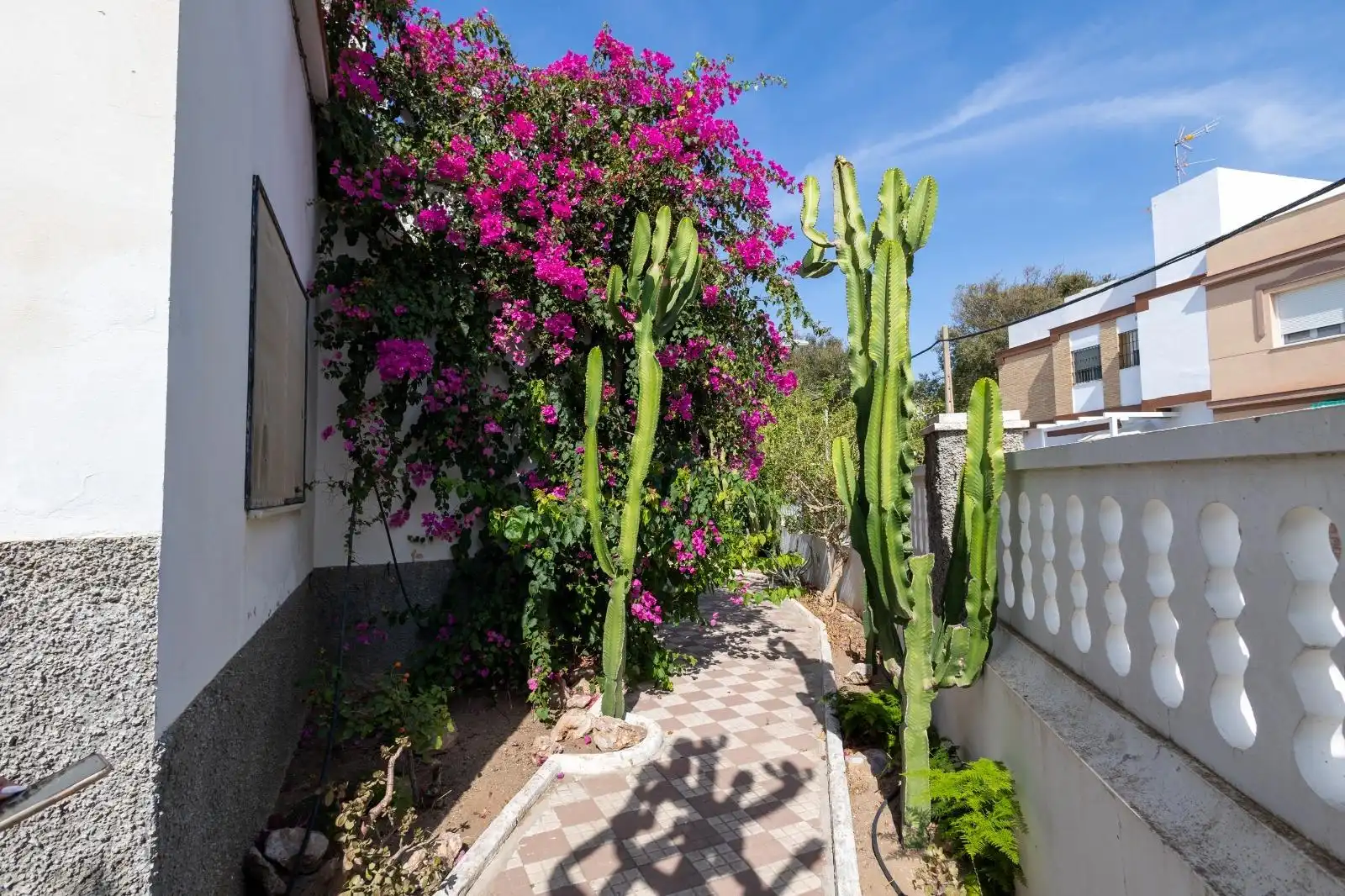 Vista exterior de Casa o xalet en venda en Chipiona amb Jardí privat, Terrassa i Traster