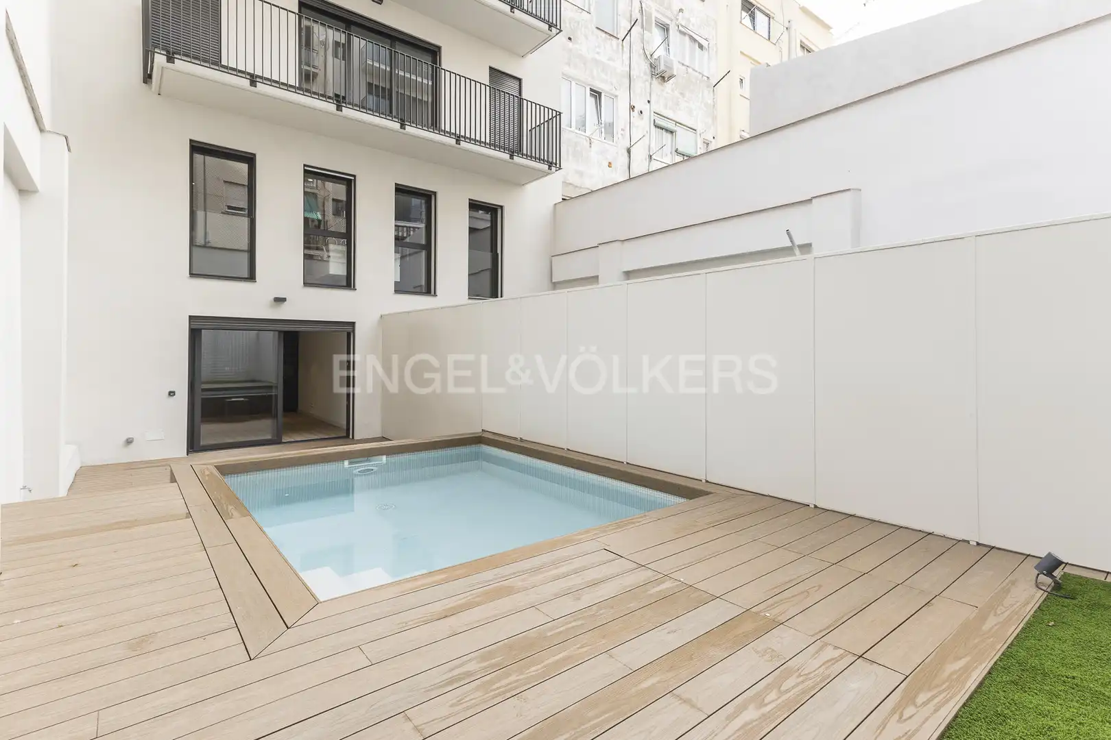 Piscina de Apartament en venda en Barcelona amb Aire condicionat, Calefacció i Jardí privat