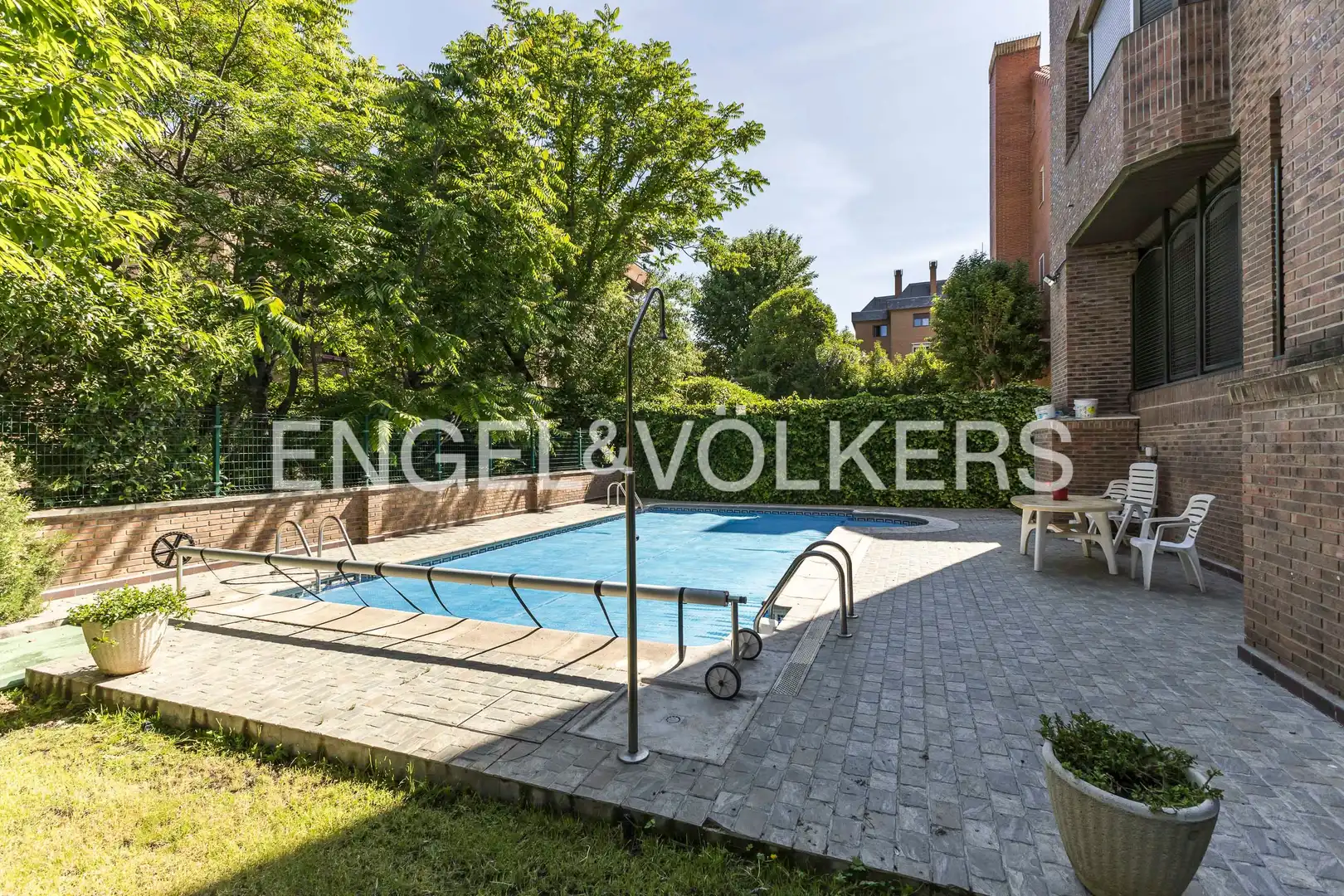 Piscina de Piso en venta en Madrid con Aire acondicionado, Calefacción y Jardín privado
