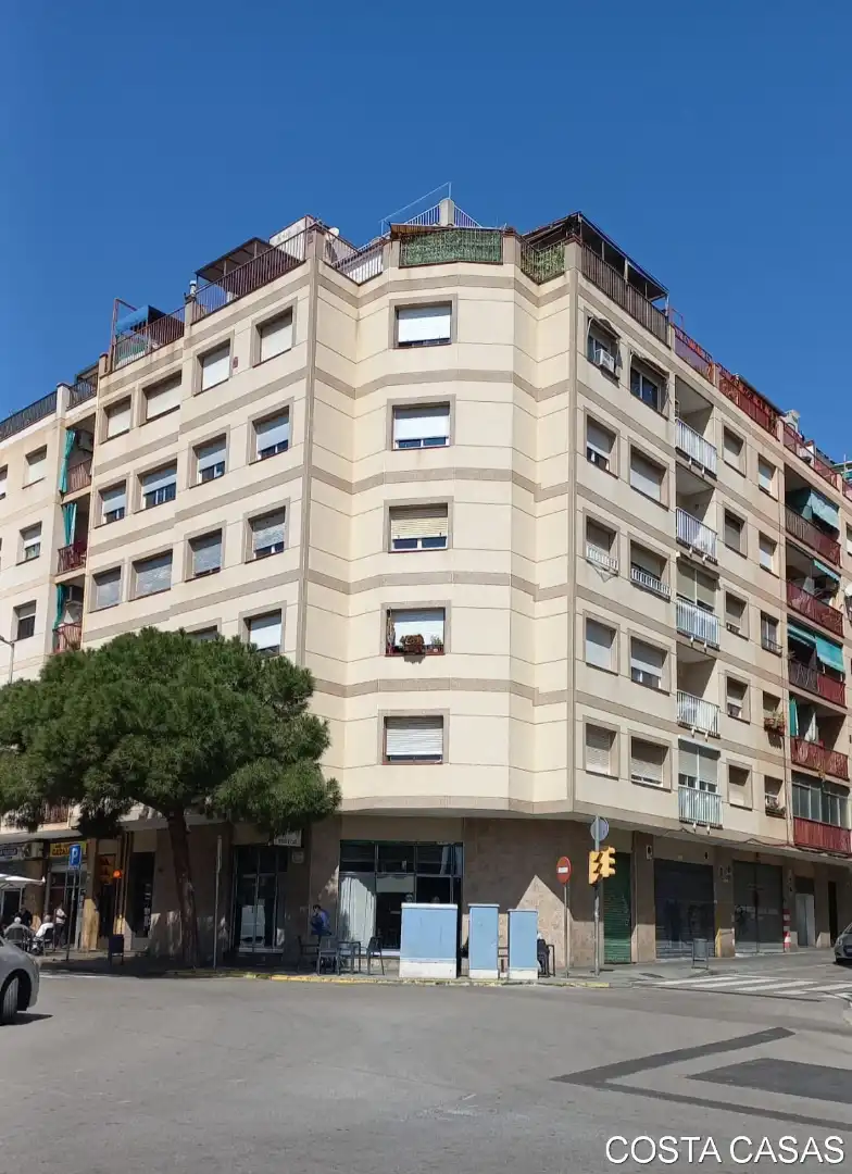 Vista exterior de Piso en venta en L'Hospitalet de Llobregat con Balcón
