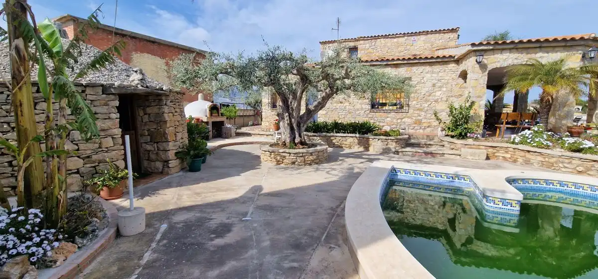 Vista exterior de Casa o xalet en venda en Castellón de la Plana / Castelló de la Plana amb Terrassa, Traster i Piscina