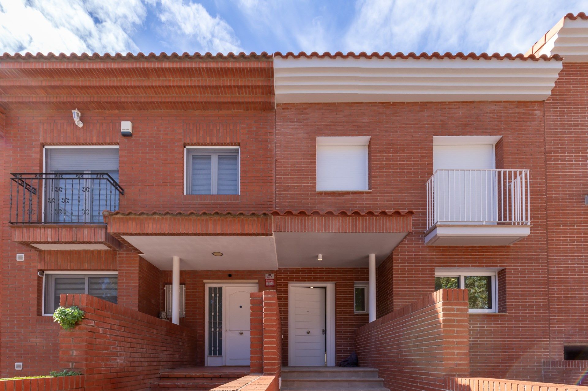 Vista exterior de Casa adosada en venda en Castellbisbal amb Calefacció, Terrassa i Balcó