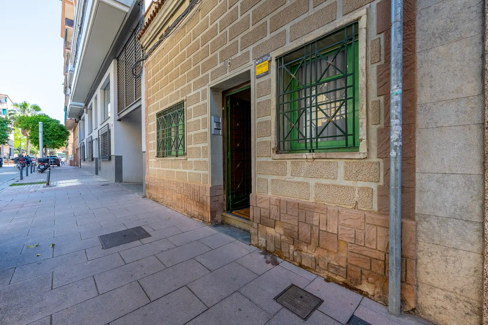 Vista exterior de Casa adosada en venda en Barcelona amb Calefacció, Jardí privat i Terrassa