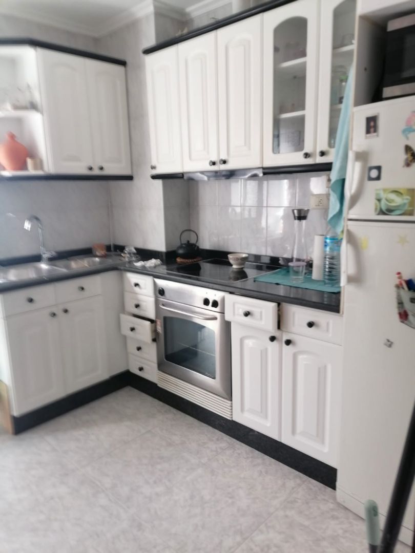 Cuina de Casa o xalet en venda en Ourense Capital  amb Calefacció, Parquet i Terrassa